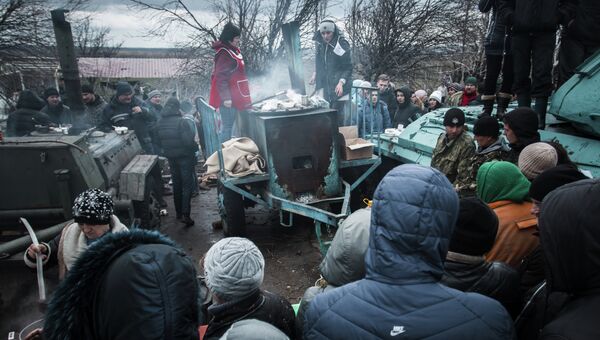 Жители самопровозглашенной Донецкой народной республики во время субботника у мемориального комплекса Саур-Могила