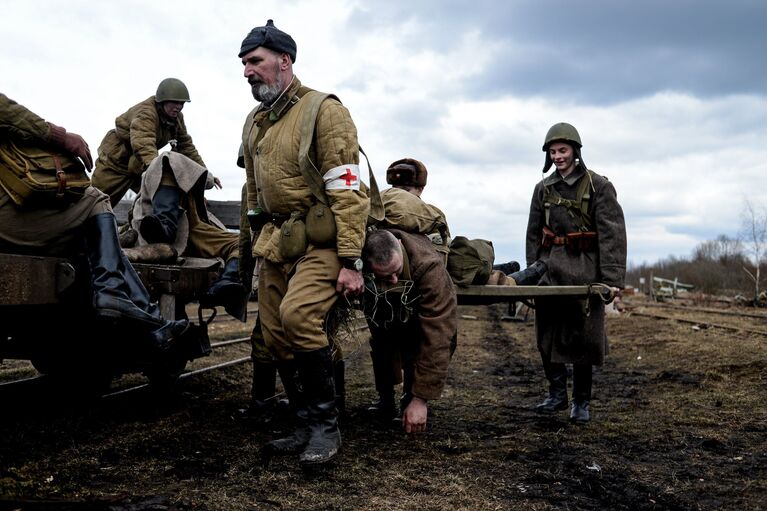 Участники военно-исторического фестиваля Забытый подвиг – Вторая Ударная армия в поселке Тесово-Нетыльский