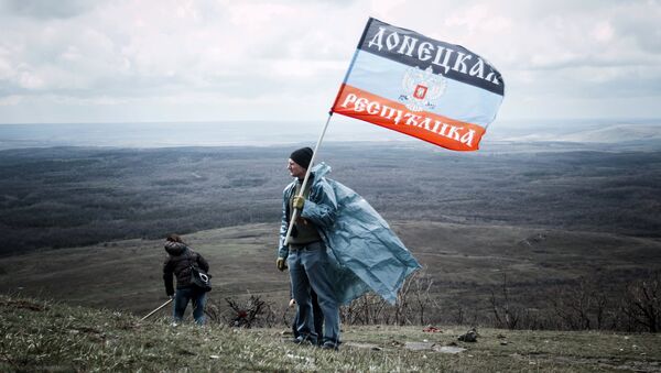 Жители ДНР с флагом. Архивное фото