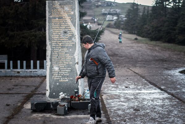 Жители ДНР приняли участие в субботнике у мемориального комплекса Саур-Могила