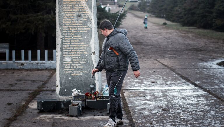 Жители ДНР приняли участие в субботнике у мемориального комплекса Саур-Могила