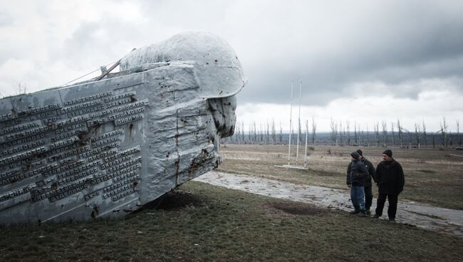 Жители самопровозглашенной Донецкой народной республики у мемориального комплекса Саур-Могила, архивное фото