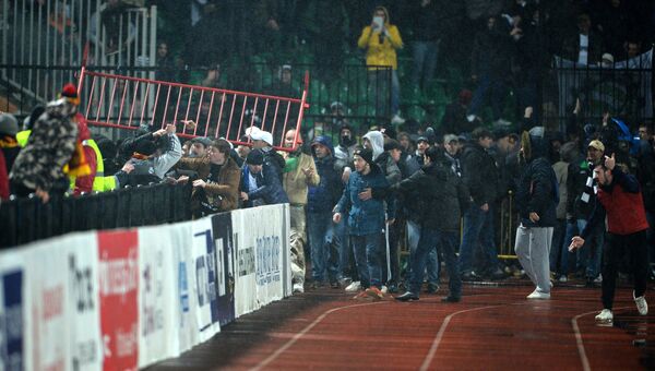Болельщики во время беспорядков на матче между ФК Арсенал (Тула) и ФК Торпедо (Москва)