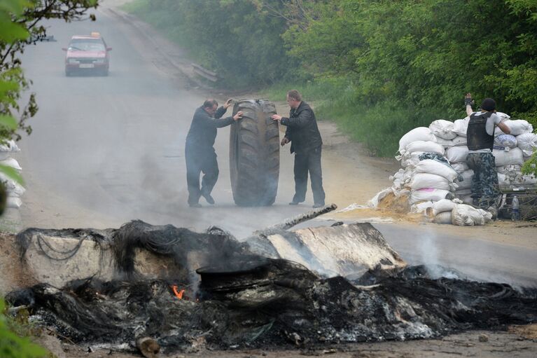 Представители сил самообороны Славянска на одном из блокпостов при въезде в Славянск