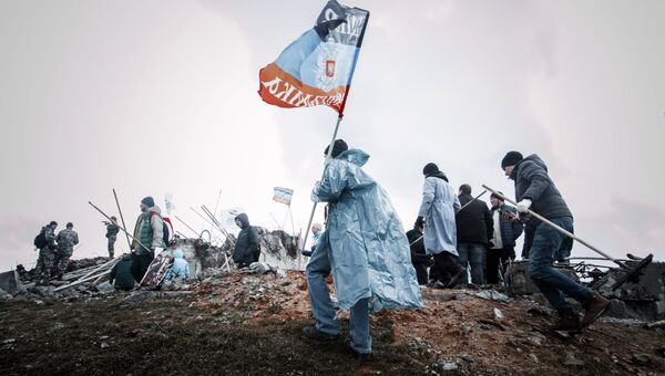 Жители ДНР с флагом. Архивное фото