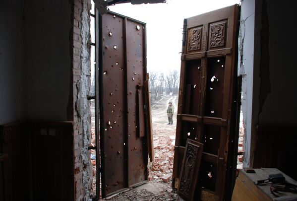Ополченец Донецкой народной республики у разрушенного в результате обстрела Иверского женского монастыря в Донецке