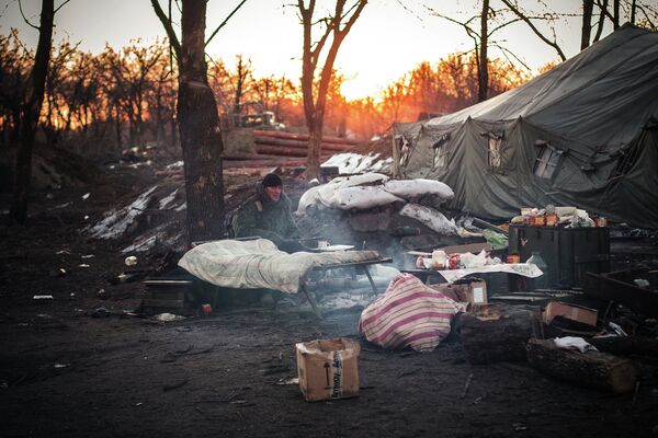 Ополченец ДНР в разрушенном укрепрайоне украинских силовиков на окраине города Дебальцево