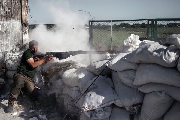 Боец народного ополчения Донбасса во время тренировки на пограничном пункте пропуска Красный партизан