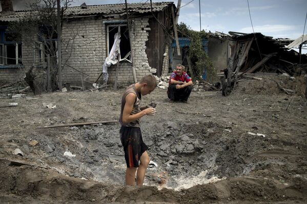 Местные жители в станице Луганская, подвергшейся авиационному удару вооруженных сил Украины, 2 июля 2014
