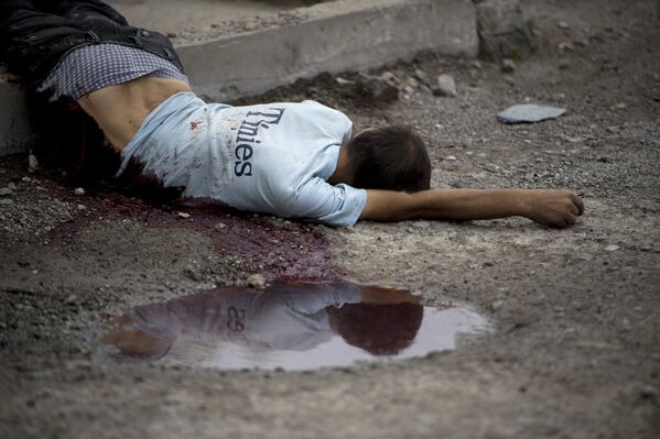 Местный житель, погибший во время артиллерийского обстрела Луганска, 6 июля 2014