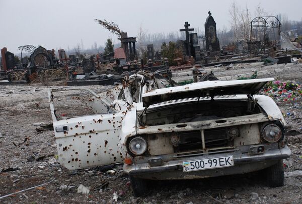 Разрушенный в результате обстрела во время боевых действий Иверский женский монастырь, который расположен прямо перед аэропортом города Донецка