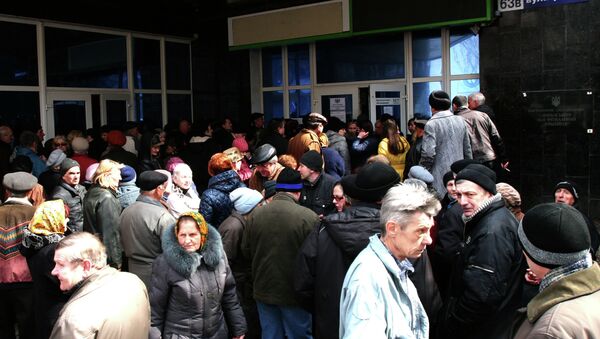 Жители ДНР получают пенсии в рублях в Центральном Республиканском банке. Апрель 2015 года