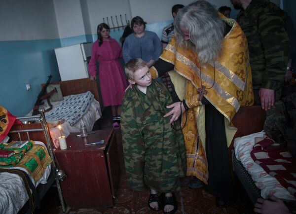 Сын полка Сергей Бурцев во время обряда крещения в госпитале Горловки Донецкой области