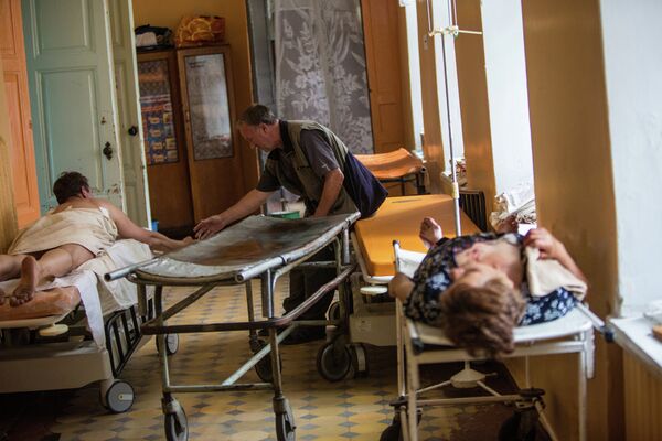 Жители, раненые в ходе минометного обстрела, в приемном покое городской больницы в городе Славянске
