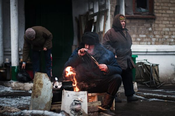 Местные жители на одной из улиц в городе Дебальцево Донецкой области