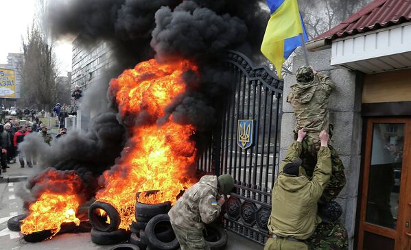 Бойцы батальона Айдар пытаются штурмовать ворота здания министерства обороны Украины в Киеве во время акции протеста
