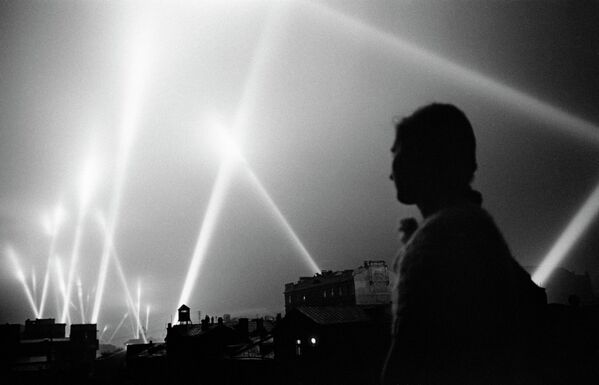 Лучи прожекторов войск ПВО освещают небо Москвы. Июнь 1941 год