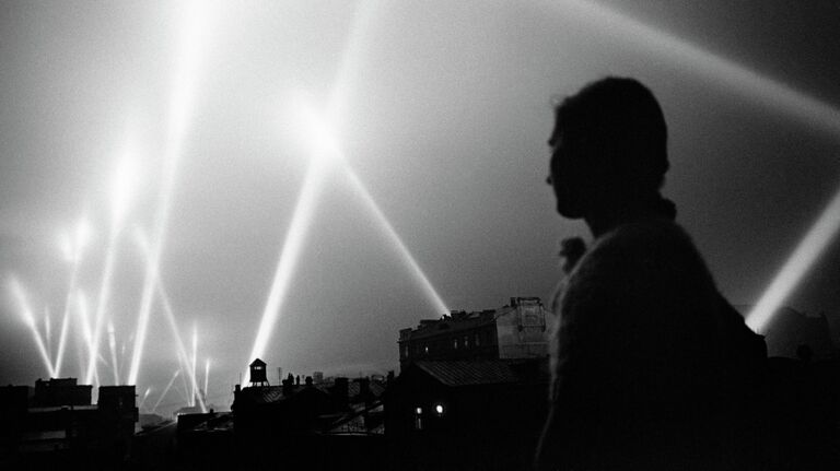 Лучи прожекторов войск ПВО освещают небо Москвы. Июнь 1941 год