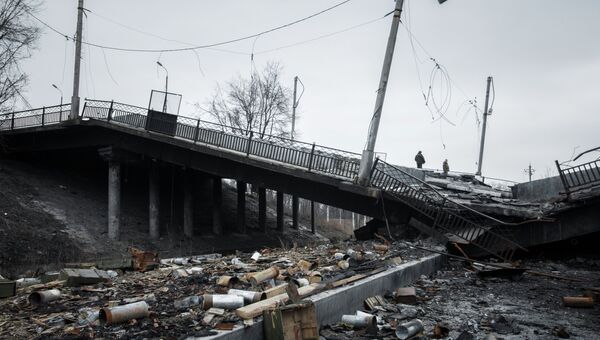 Взорванный Путиловский мост в Донецке. Архивное фото