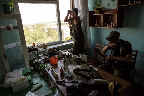 Ополченцы корректируют огонь минометов по позициям противника в городе Шахтерск Донецкой области