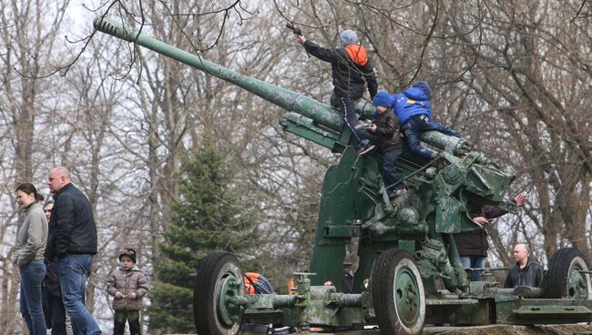 Зрители наблюдают за военно-исторической реконструкцией штурма города-крепости Кенигсберг. Архивное фото