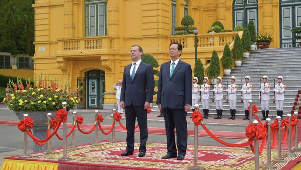 Председатель правительства РФ Дмитрий Медведев (слева) и премьер-министр Вьетнама Нгуен Тан Зунг