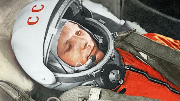 Летчик-космонавт Ю.Гагарин в кабине космического корабля “Восток”. Архив