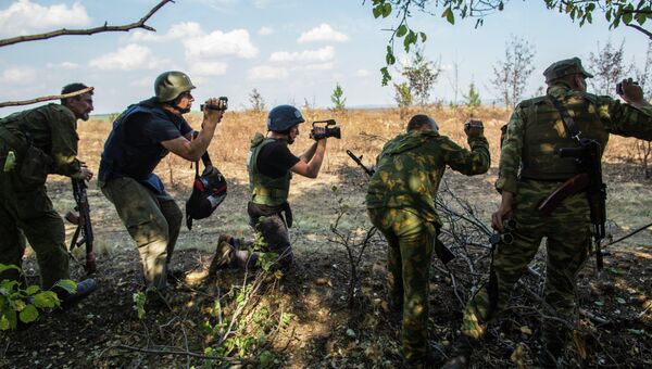 Журналисты и ополченцы на передовой позиции в окрестностях села Мариновка. Архивное фото