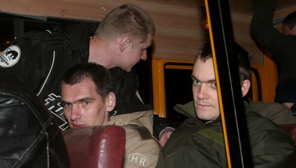 Украинские силовики в автобусе во время процедуры передачи военнопленных украинской стороне