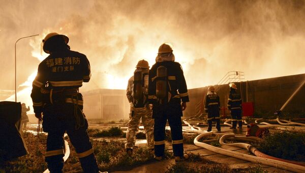Пожарные на месте взрыва на химзаводе в Чжанчжоу, Китай