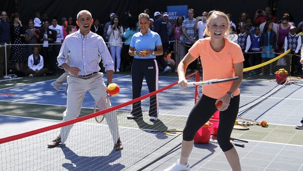 Каролин Возняцки и Барак Обама играют в теннис рамках традиционного мероприятия, связанного с католической Пасхой, в Вашингтоне на территории Белого дома