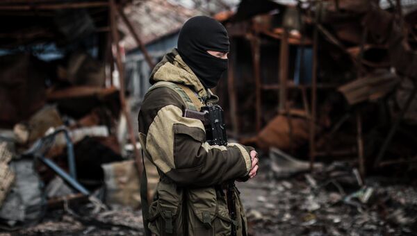 Ополченец Донецкой народной республики (ДНР) на территории разрушенного рынка поселка Трудовские. Архивное фото