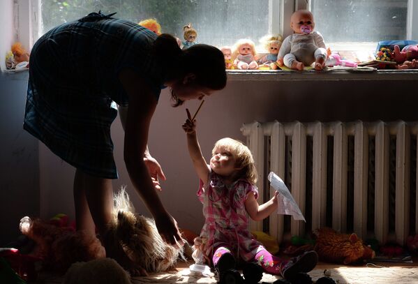 Беженцы из Славянска, размещенные в одном из общежитий города Иловайск Донецкой области