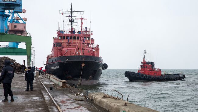 Судно Справедливый, доставившее выживших моряков и тела погибших членов экипажа с затонувшего траулера Дальний Восток, в порту Корсакова