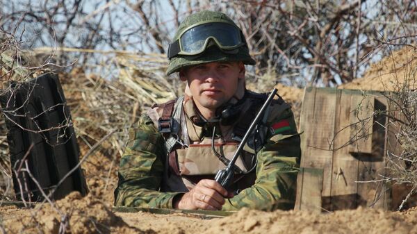 Белорусский военнослужащий в окопе. Архивное фото