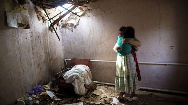 Женщины в доме, разрушенном в результате ночного артобстрела со стороны украинских военных на окраине Славянска. Архивное фото