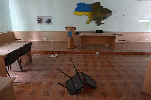 Один из залов в здании погранзаставы Луганска, взятой под контроль ополченцами этой ночью