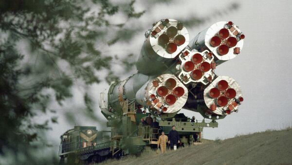 Транспортировка космического корабля Союз Т-14 на стартовую площадку. Архивное фото