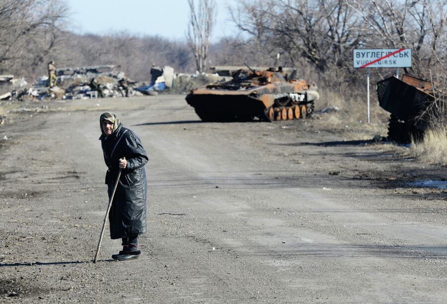 Сгоревшая военная техника на дороге из Углегорска в Дебальцево
