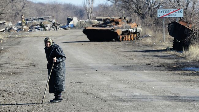 Сгоревшая военная техника на дороге из Углегорска в Дебальцево. Архивное фото