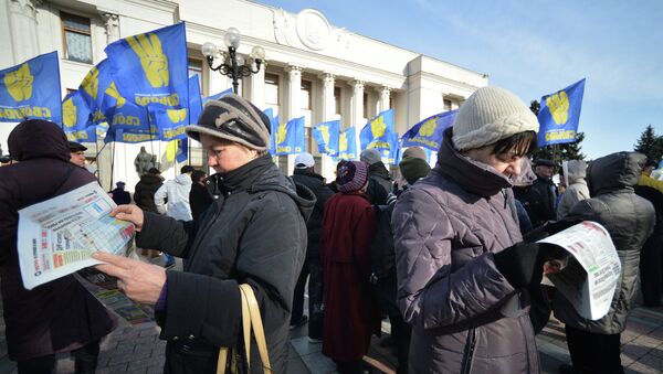Сторонники партии Свобода во время митинга у здания Верховной рады Украины в Киеве