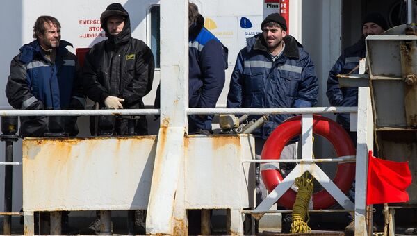 Моряки, спасенные с затонувшего траулера Дальний Восток, на борту Андромеды в порту Корсакова