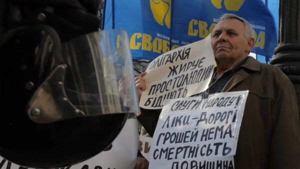 Митингующие у здания Рады в Киеве вышли на акцию с лозунгами против коррупции. Архивное фото