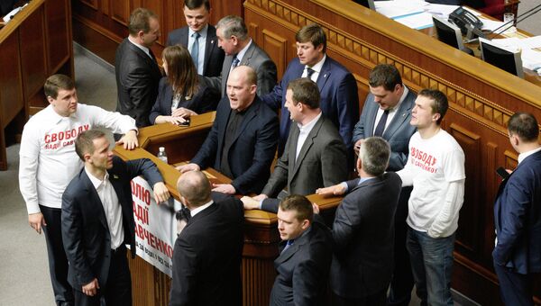 Депутаты во время заседания Верховной рады Украины. 7 апреля 2015