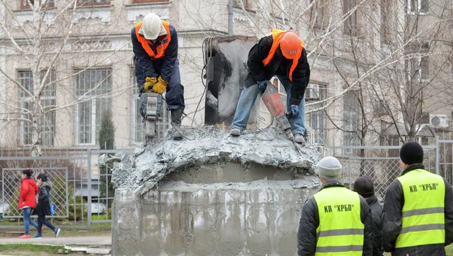 Рабочие на месте взрыва стелы в Харькове, Украина