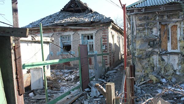Разрушенные в результате обстрела частные жилые дома в городе Горловке на Донбассе