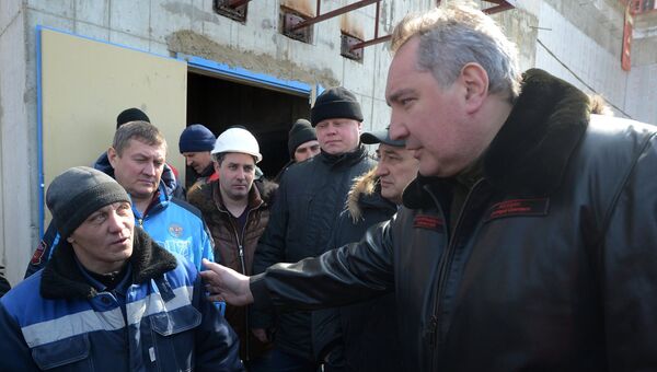 Дмитрий Рогозин общается со строителями космодрома Восточный. Архивное фото