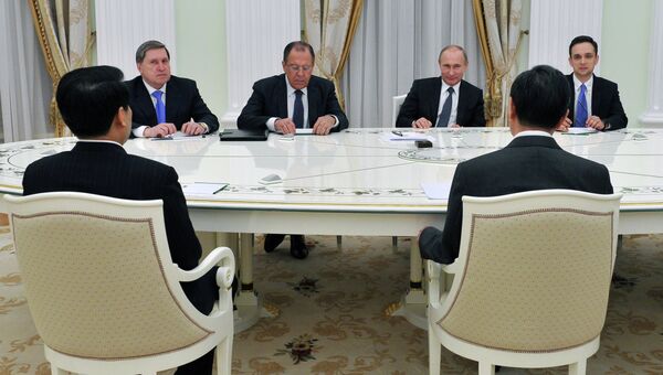 Президент Россиии Владимир Путин встречается с главой МИД Китая Ваном И