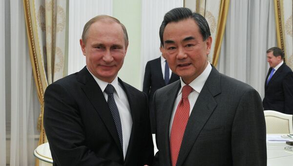 Президент Россиии Владимир Путин и глава МИД Китая Ван И. Архивное фото
