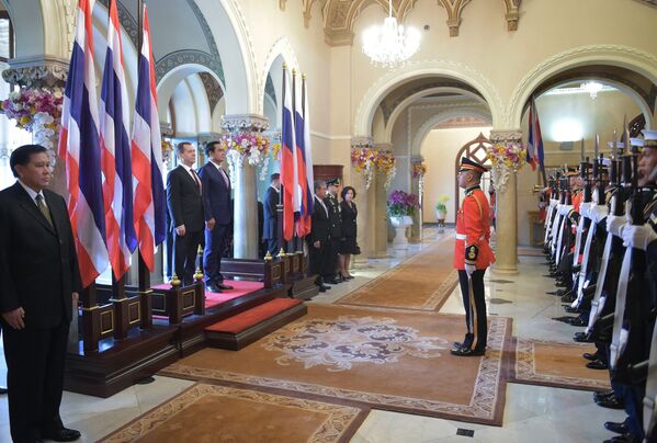 Председатель правительства России Дмитрий Медведев (второй слева) на церемонии официальной встречи премьер-министром Тайланда Праютой Чан-Очой (третий слева) в Доме правительства Тайланда